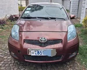 Toyota Vitz 1.0 FWD 5dr 2010 Burgundy