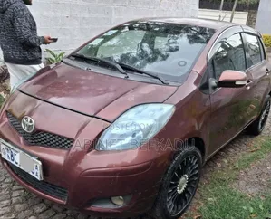 Toyota Vitz 1.0 FWD 5dr 2010 Burgundy