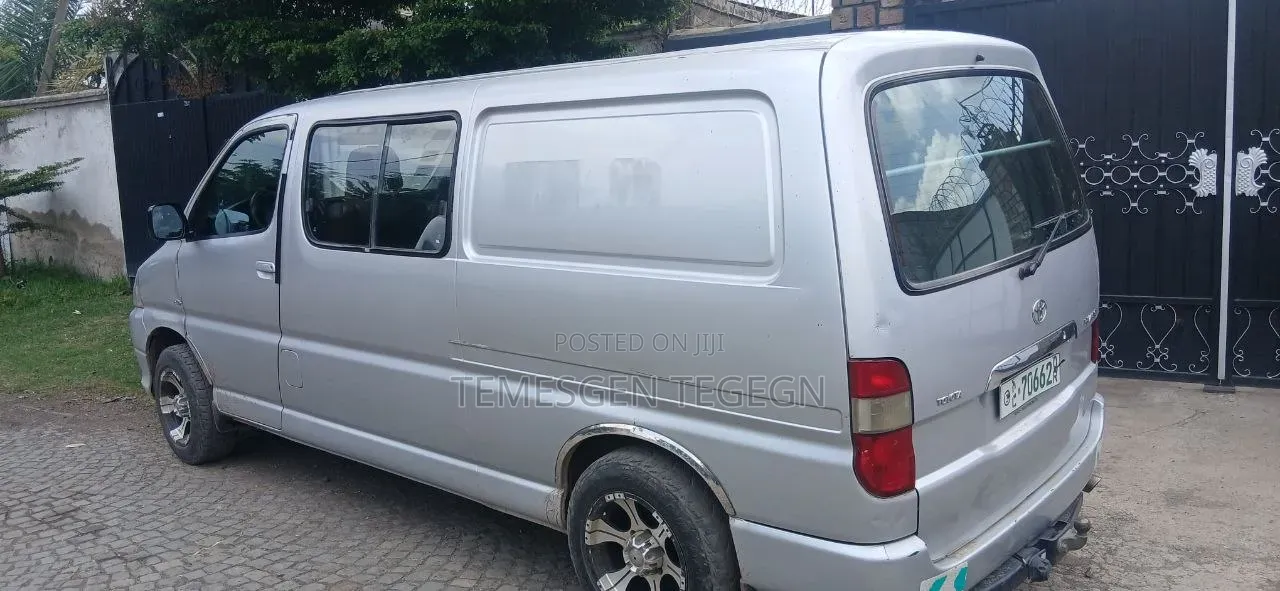 Toyota HiAce 2011 Silver
