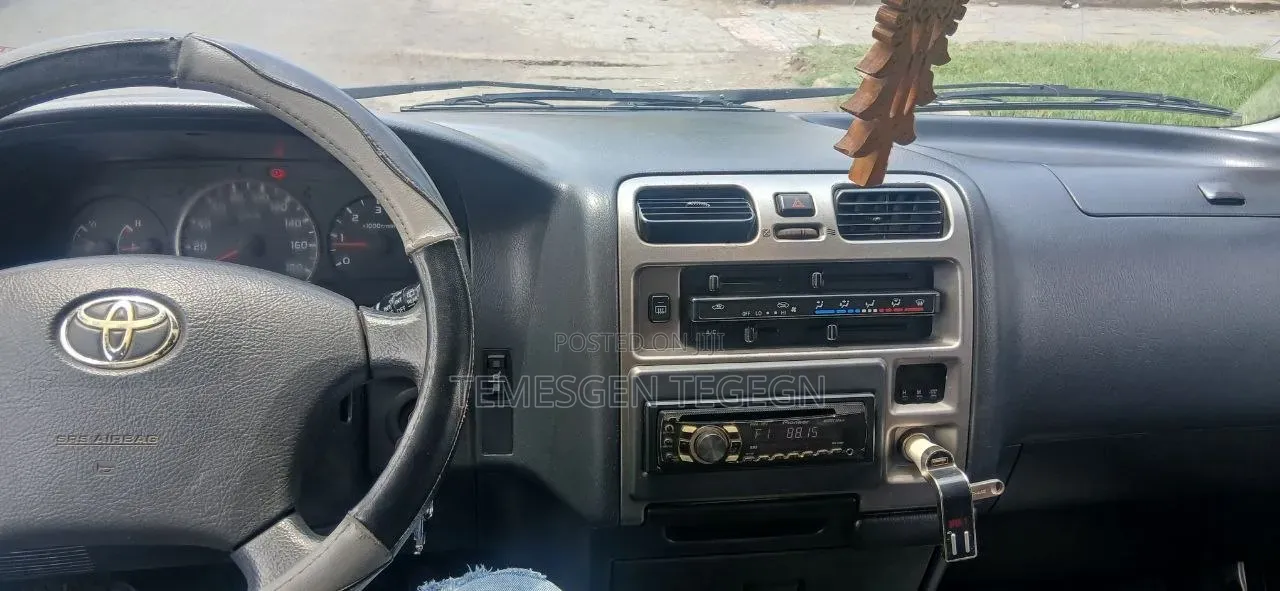 Toyota HiAce 2011 Silver