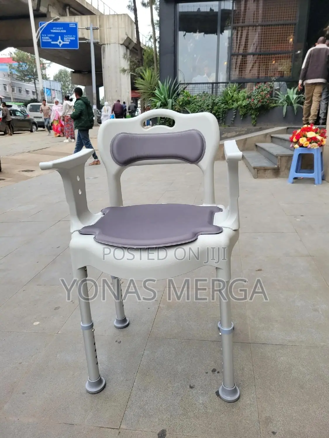 3 in 1 Commode Chair吸曲seat Pad Conceals a Removable Pan With a Secure