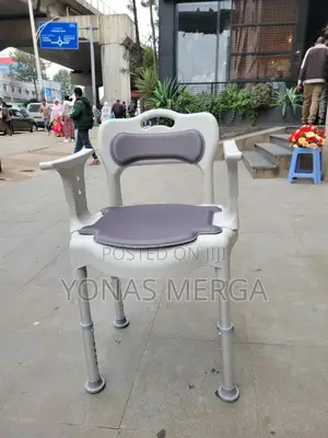 3 in 1 Commode Chair吸曲seat Pad Conceals a Removable Pan With a Secure