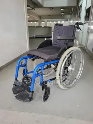 Folding European Wheelchair瓶鄒four-Wheeled; Small Castors at the Front