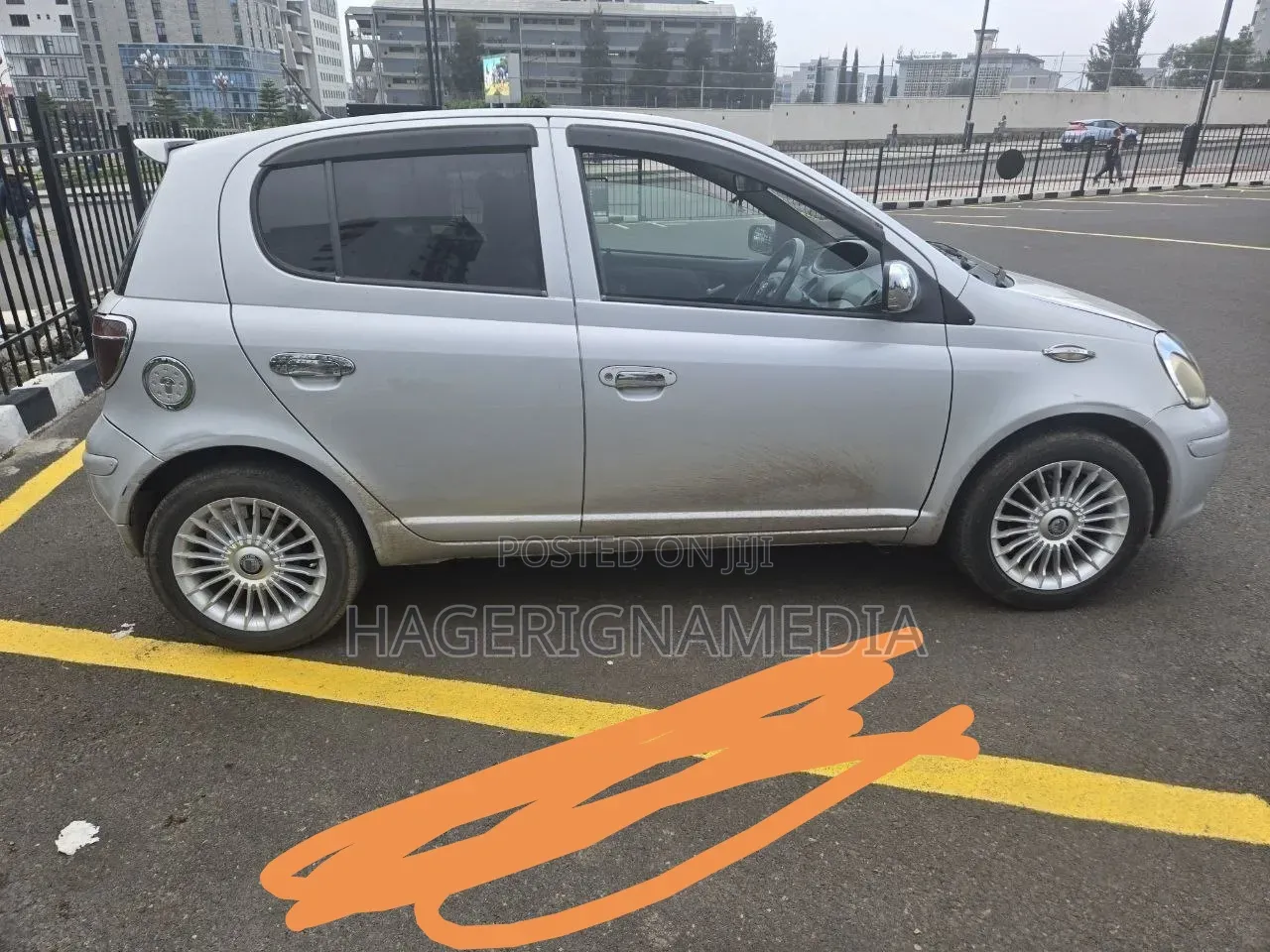 Toyota Vitz 2004 Silver