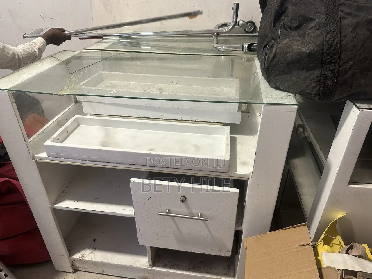 የሚሸጥ የሱቅ የብርጭቆ ዲስፕሌይ / Display Counter