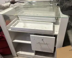 የሚሸጥ የሱቅ የብርጭቆ ዲስፕሌይ / Display Counter