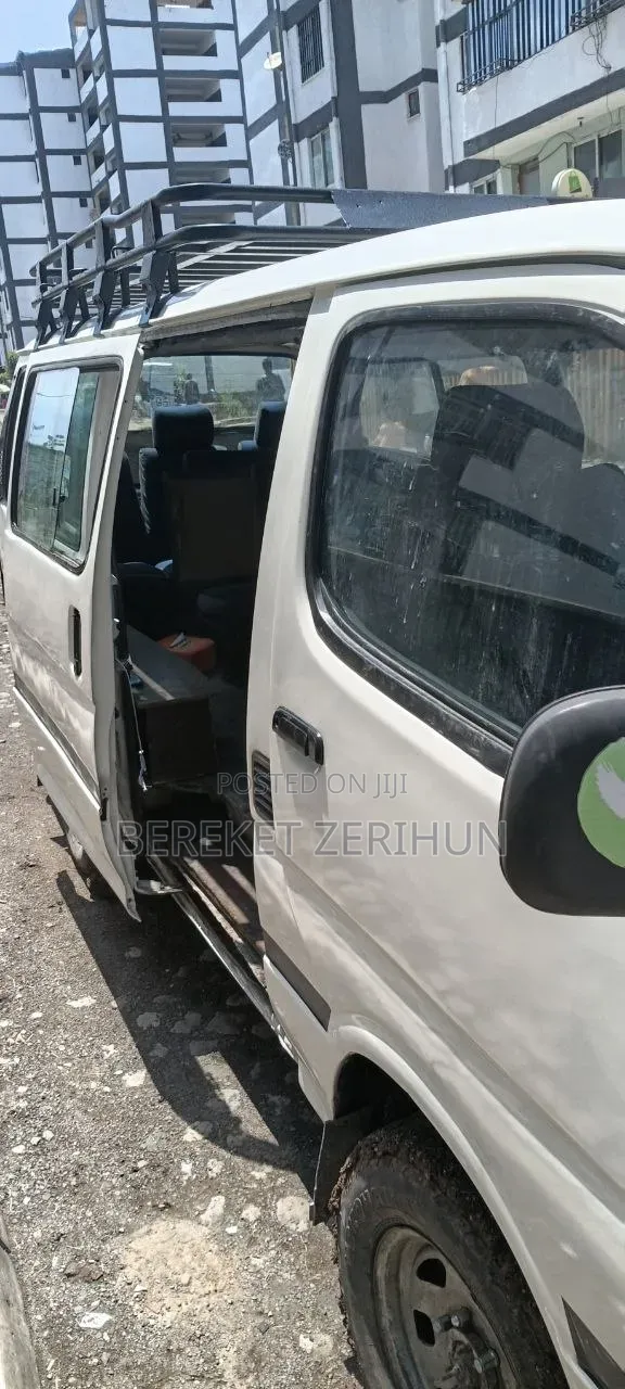 Toyota Hilux 1990 White