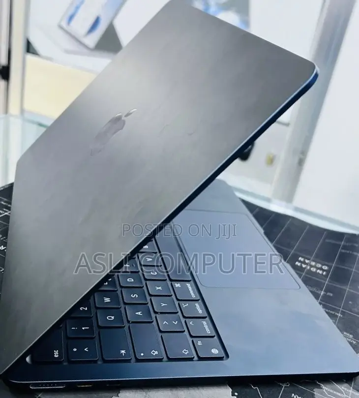 New Laptop Apple MacBook Air 2022 M2 16GB Apple M2 SSD 512GB