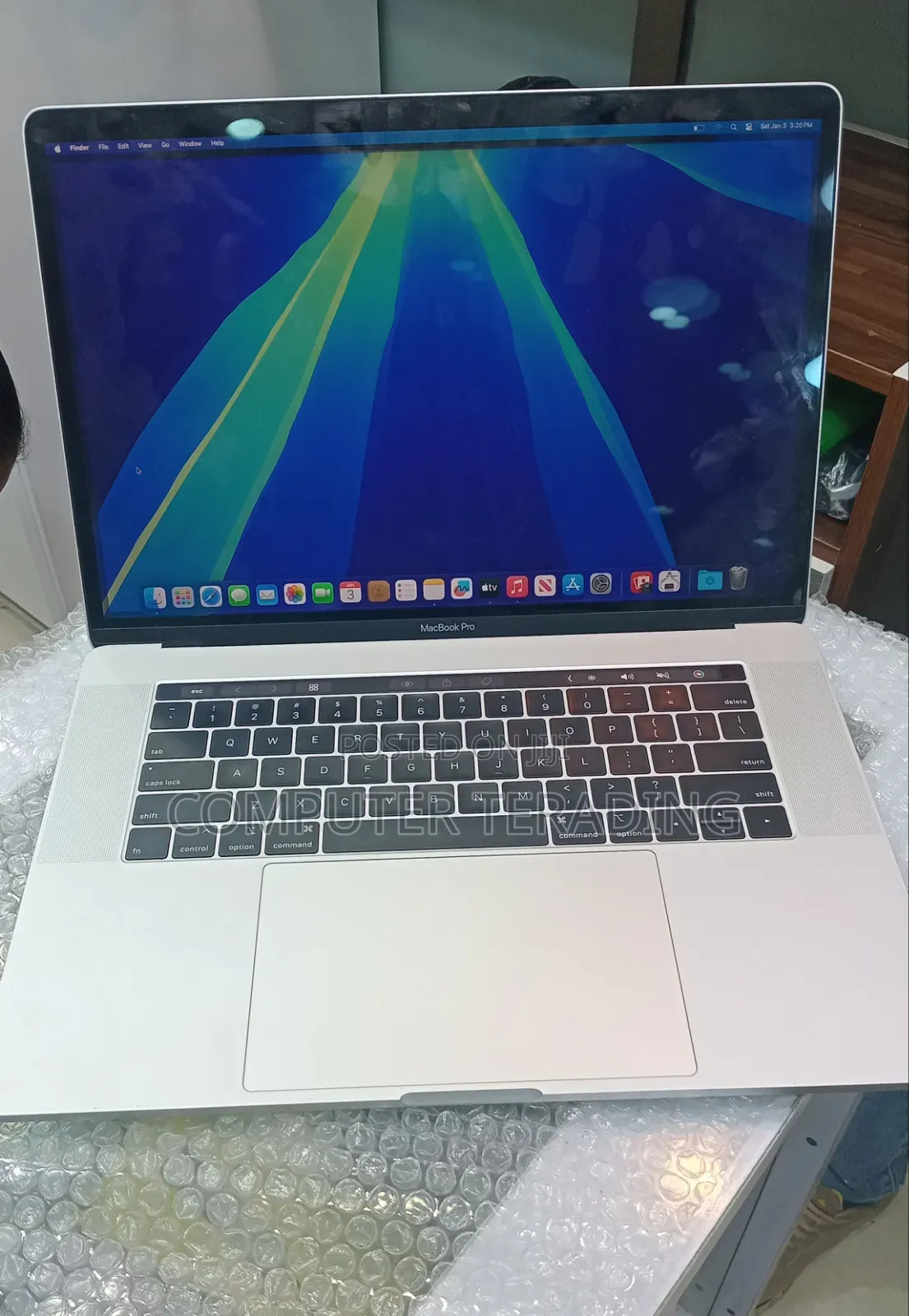 New Laptop Apple MacBook Pro 2018 16GB Intel Xeon SSD 256GB