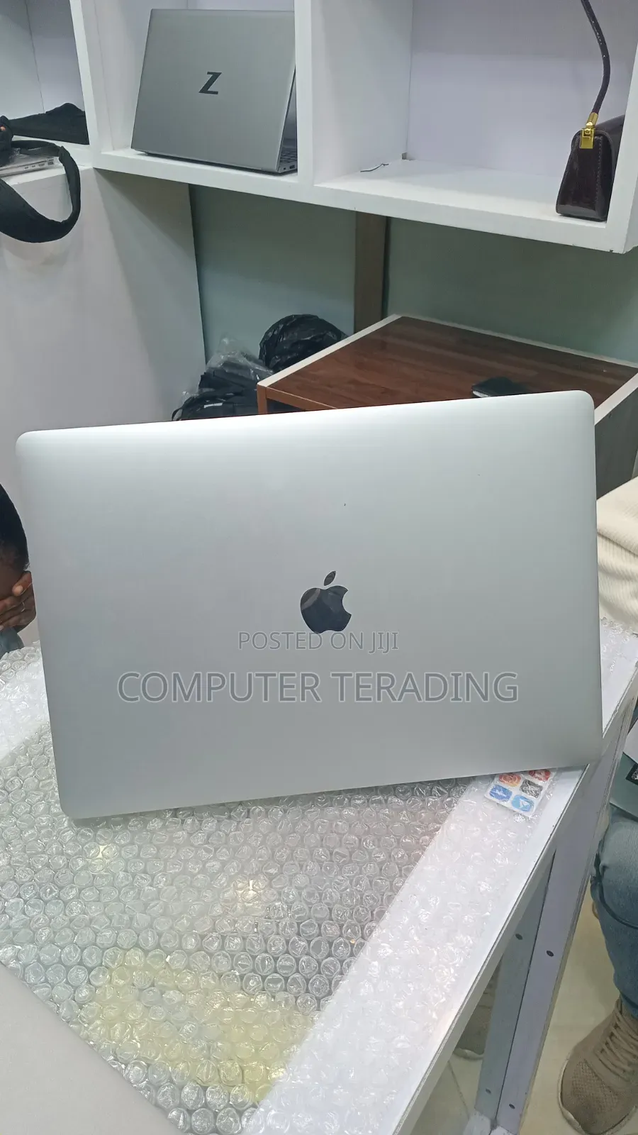 New Laptop Apple MacBook Pro 2018 16GB Intel Xeon SSD 256GB