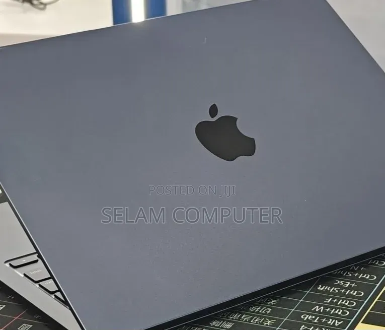 New Laptop Apple MacBook Pro 2023 M2 8GB Apple M2 SSD 512GB