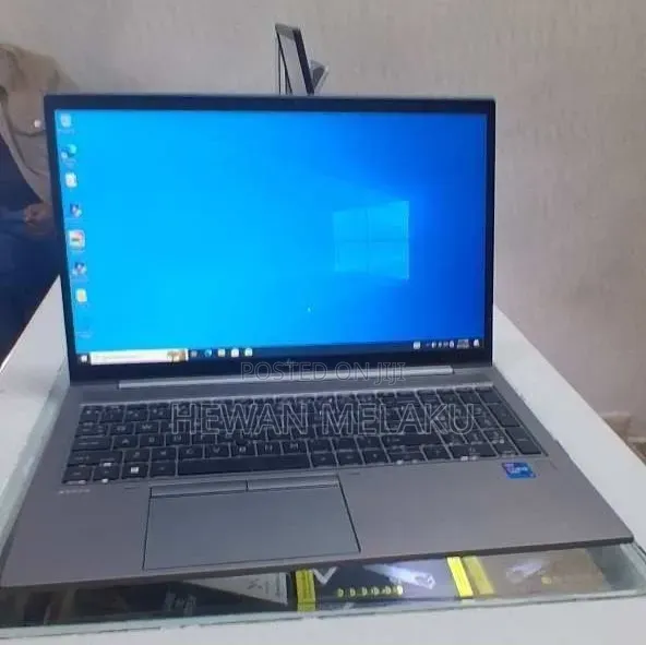 New Laptop HP ZBook Firefly G8 16GB Intel Core i7 SSD 512GB