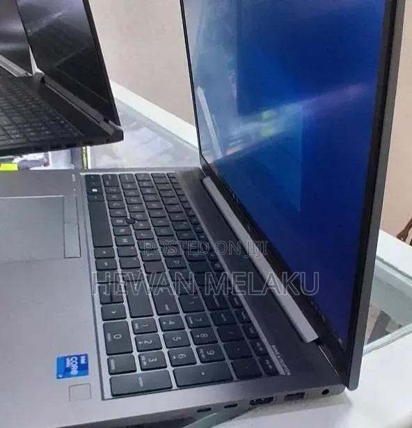 New Laptop HP ZBook Firefly G8 16GB Intel Core i7 SSD 512GB