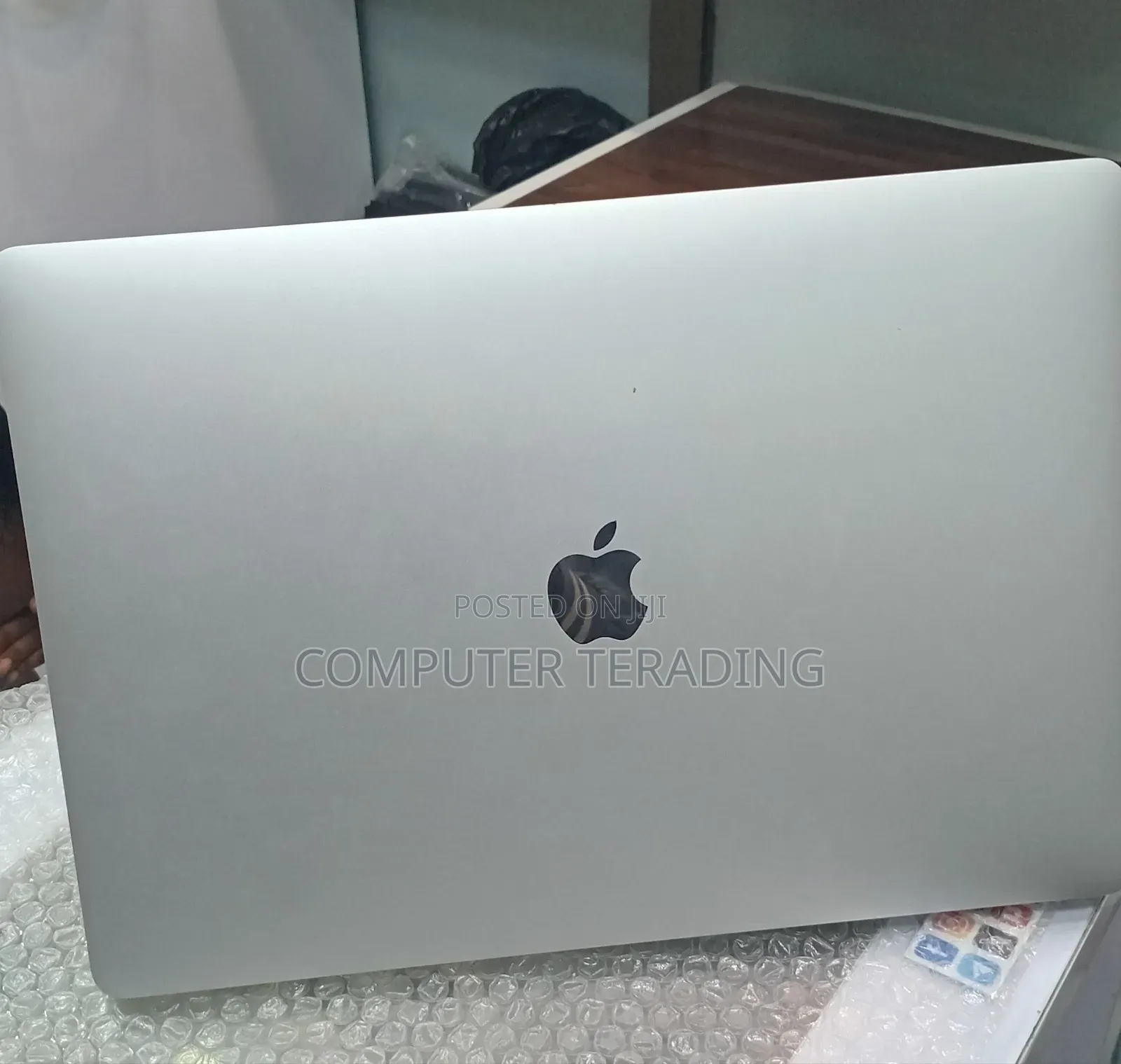 New Laptop Apple MacBook Pro 2018 16GB Intel Xeon SSD 256GB