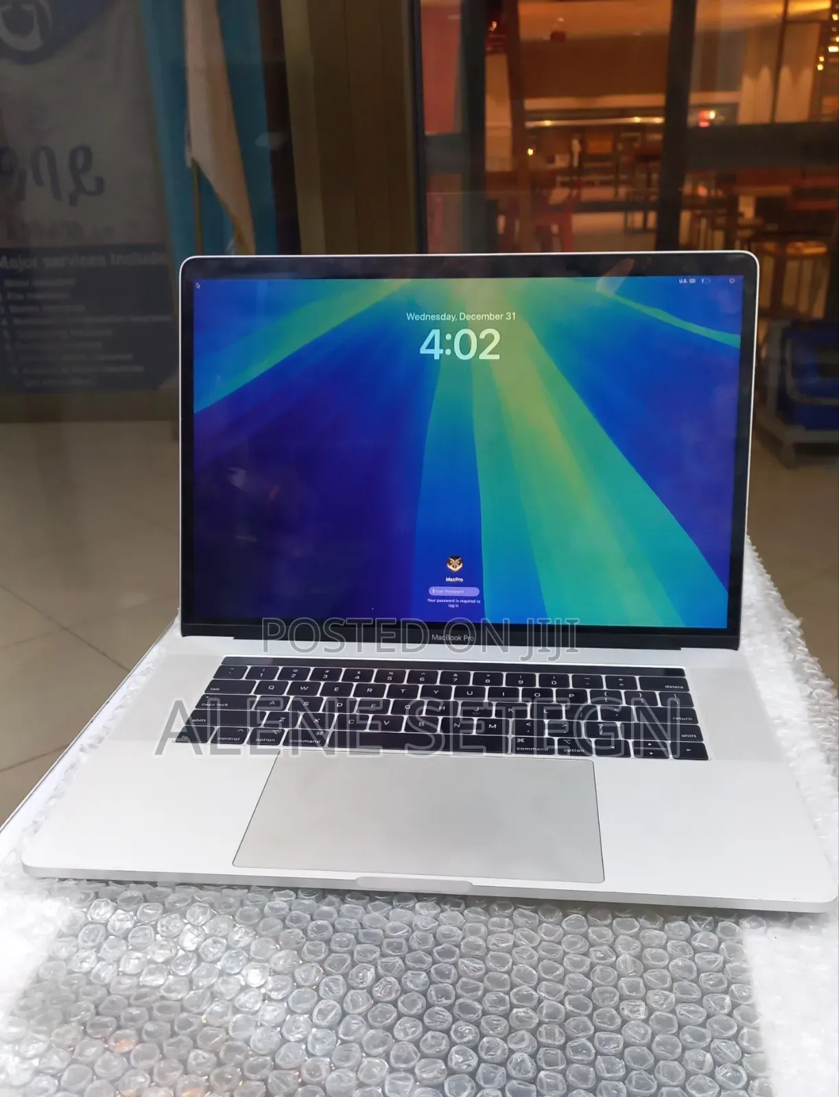 New Laptop Apple MacBook Pro 2018 16GB Intel Core i7 SSD 256GB