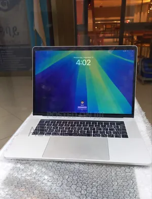 New Laptop Apple MacBook Pro 2018 16GB Intel Core i7 SSD 256GB