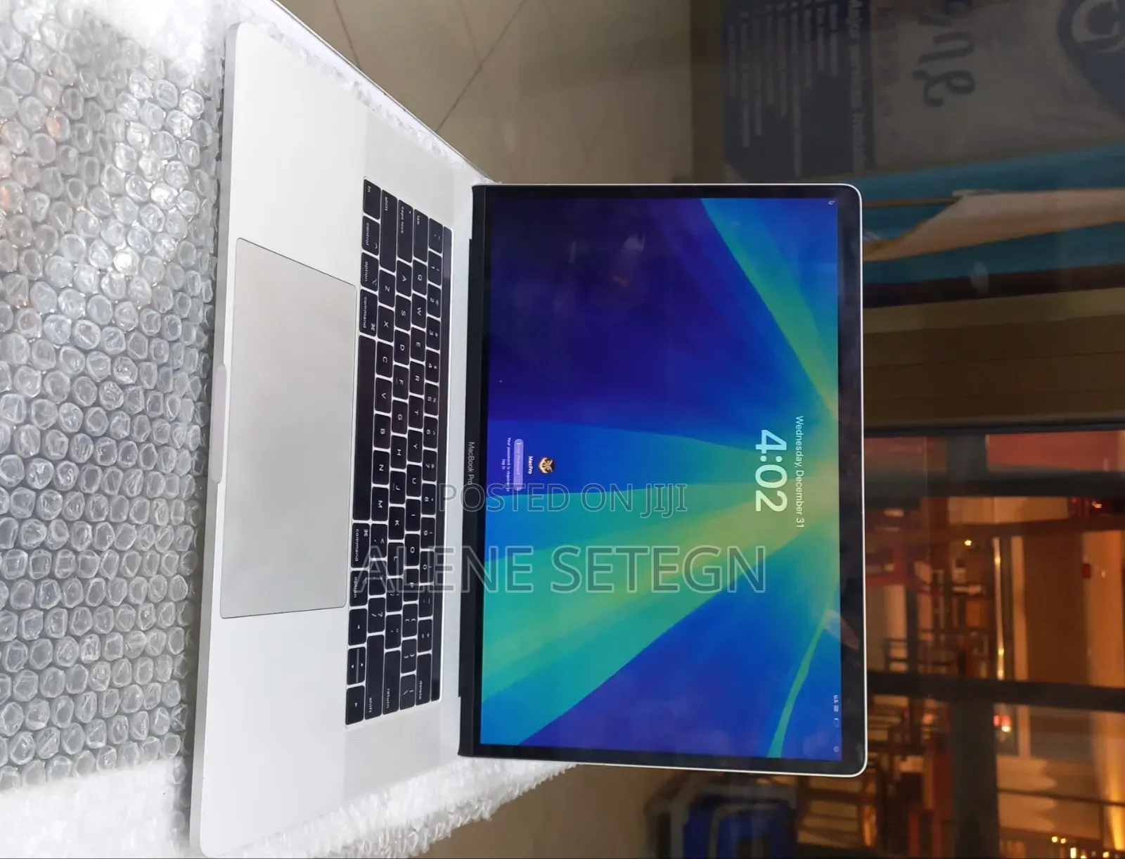 New Laptop Apple MacBook Pro 2018 16GB Intel Core i7 SSD 256GB