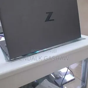 New Laptop HP ZBook Firefly G8 16GB Intel Core i7 SSD 512GB