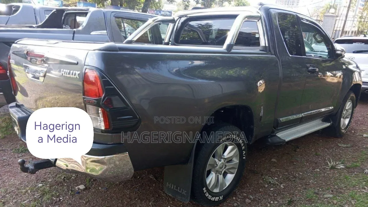 Toyota Hilux 2017 Gray