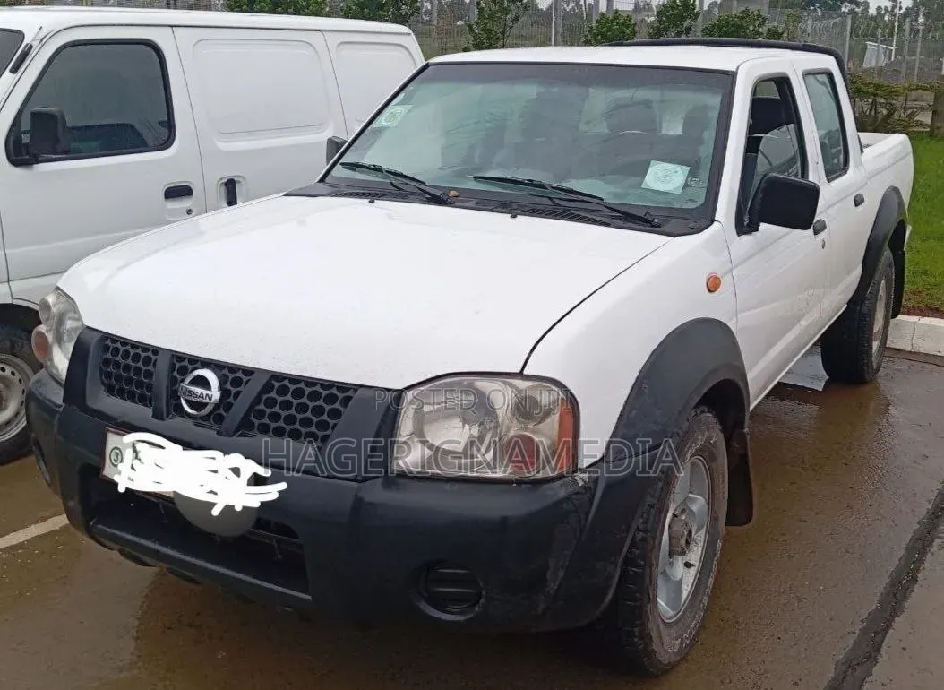 Nissan Hardbody 2012 White