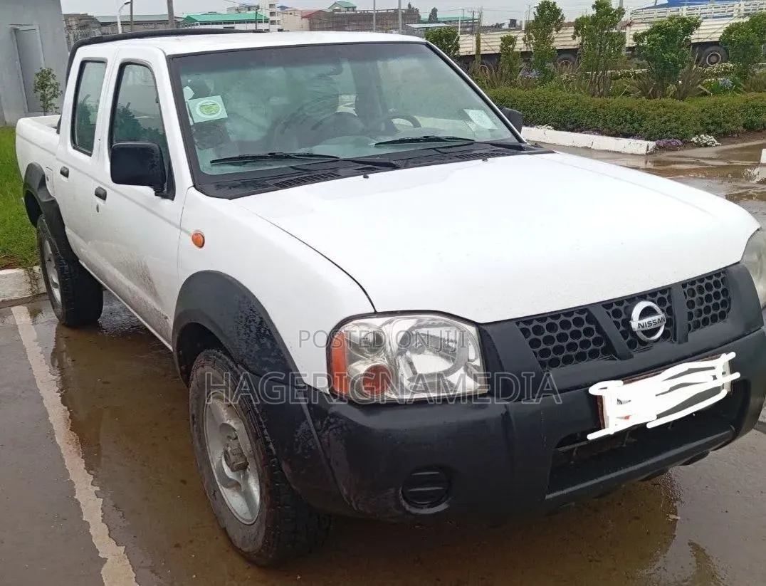 Nissan Hardbody 2012 White