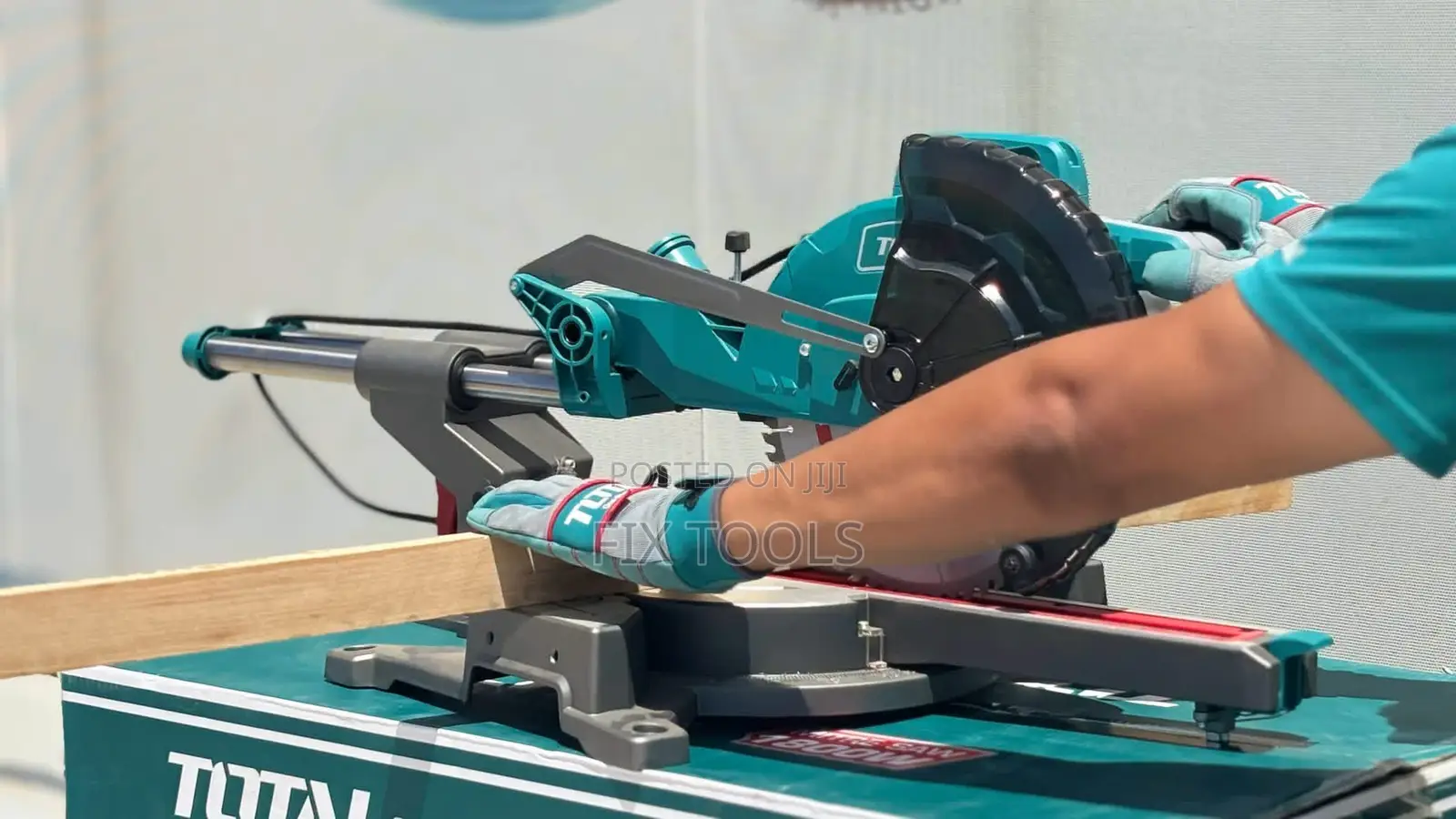 TOTAL 1800W Sliding Mitre Saw