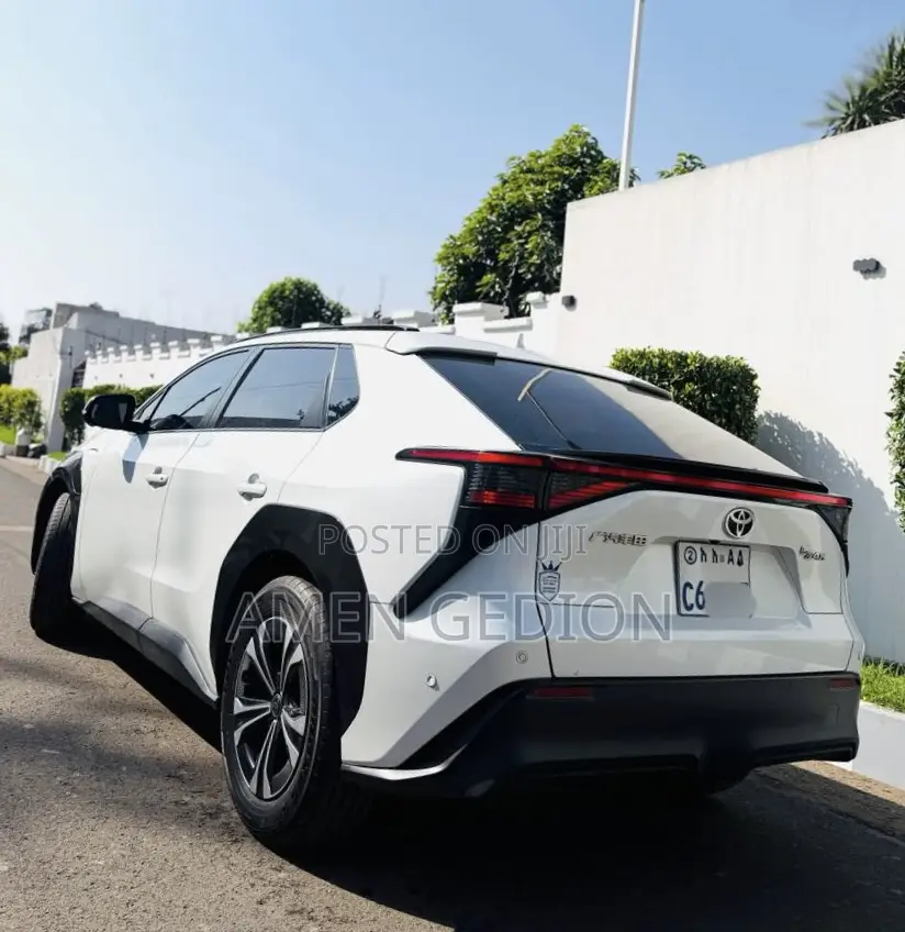 Toyota bZ4X Limited AWD 2024 White