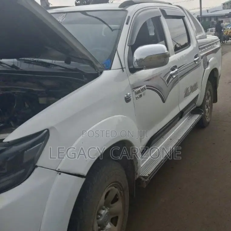 Toyota Hilux 2010 White