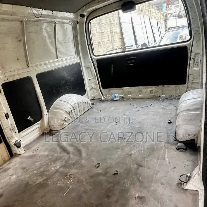 Toyota HiAce 2005 White