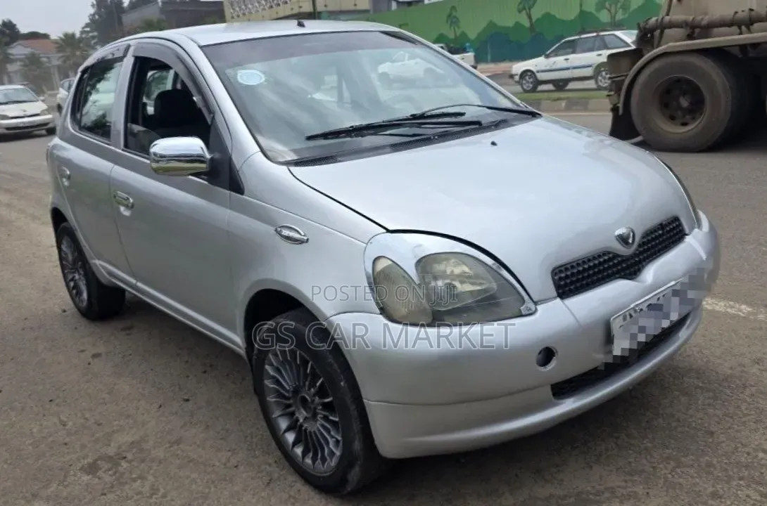 Toyota Vitz 2001 Silver