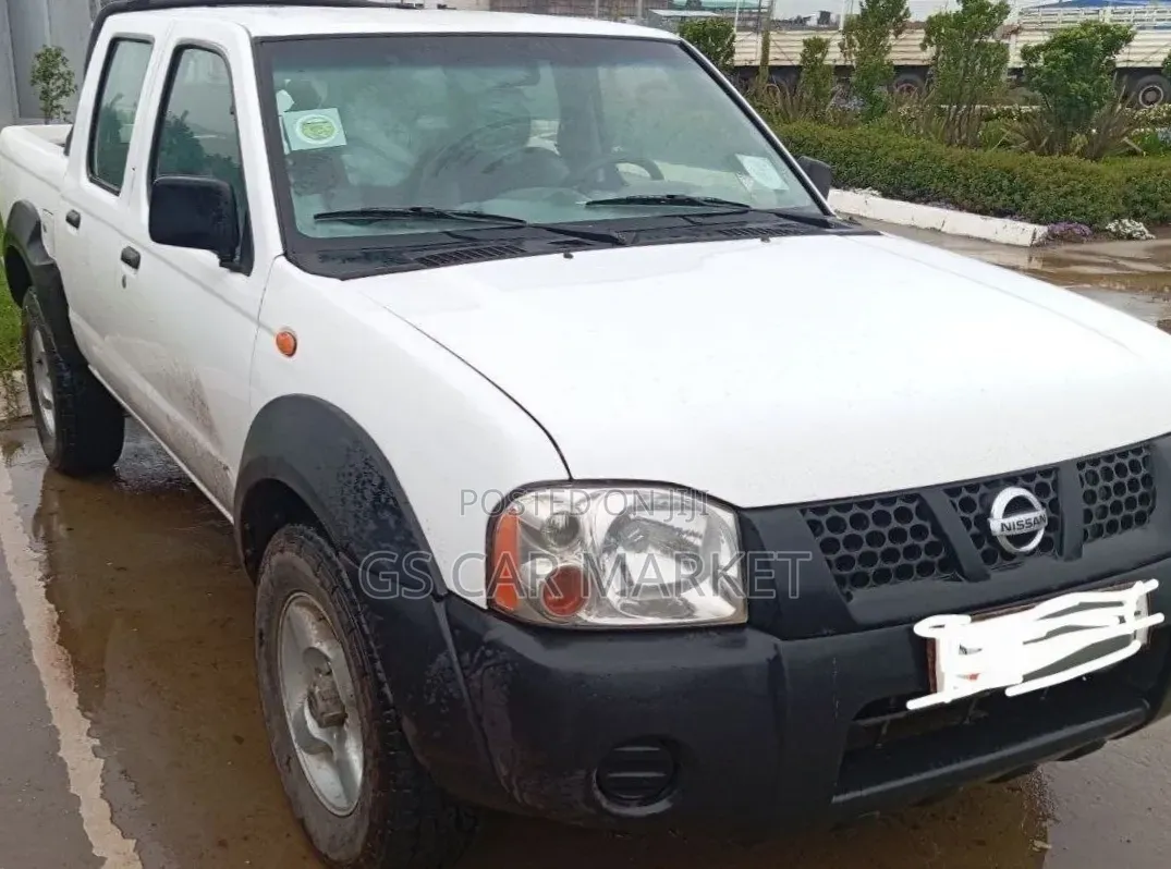 Nissan NP300 2011 White