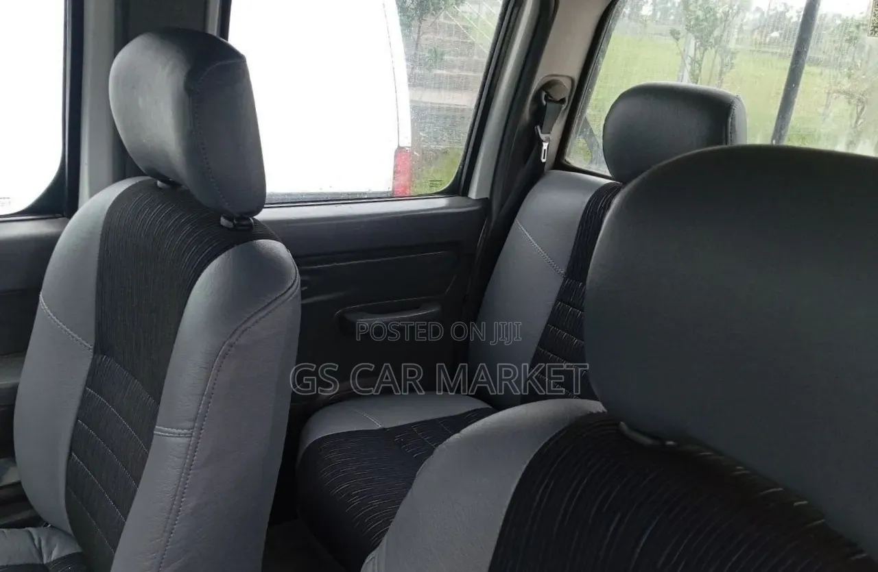 Nissan NP300 2011 White