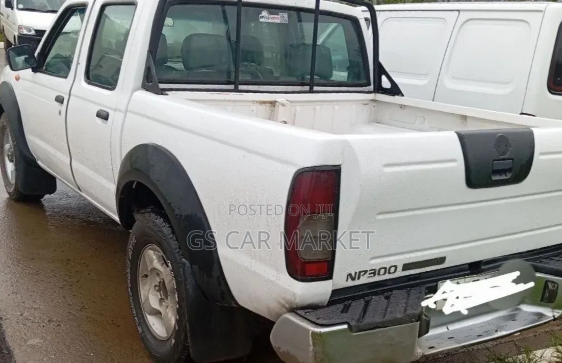 Nissan NP300 2011 White