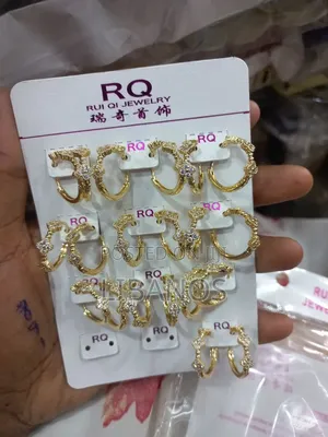 Women's Earring in Gold Color