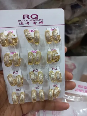 Women's Earring in Gold Color