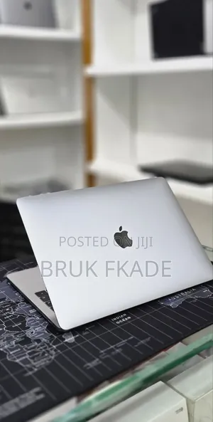 New Laptop Apple MacBook Pro 2019 16GB Intel Core i7 SSD 256GB