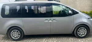 Hyundai Staria 2023 Silver