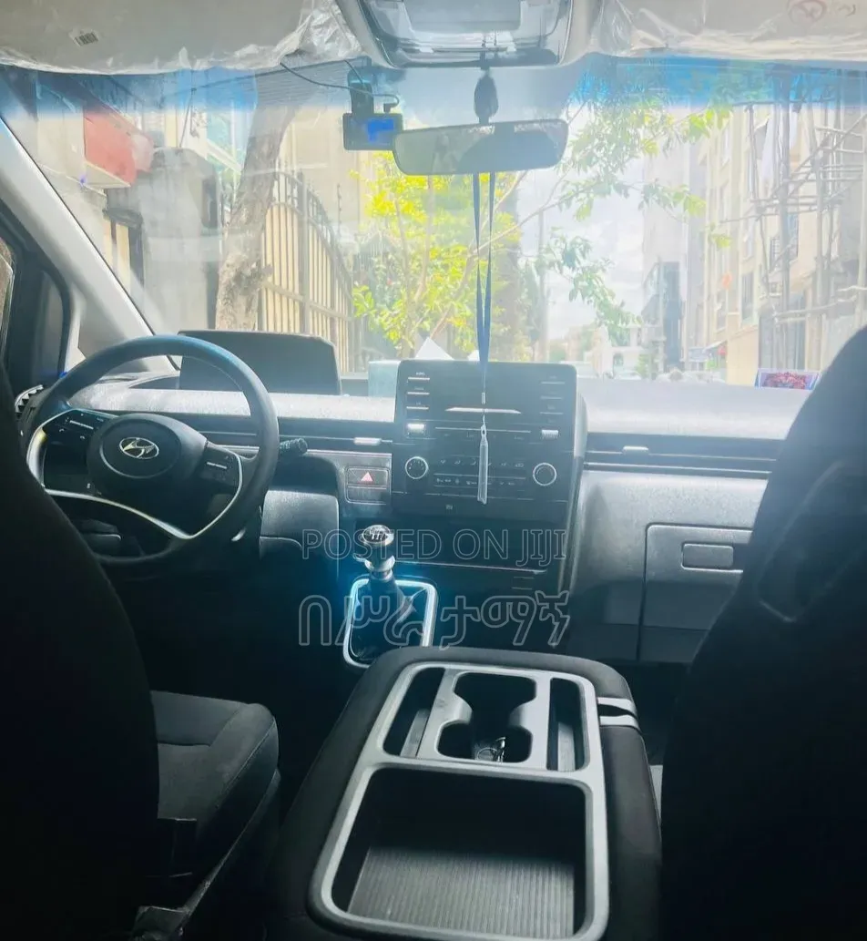 Hyundai Staria 2023 Silver