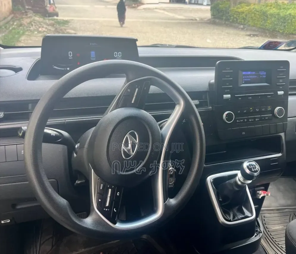 Hyundai Staria 2023 Silver