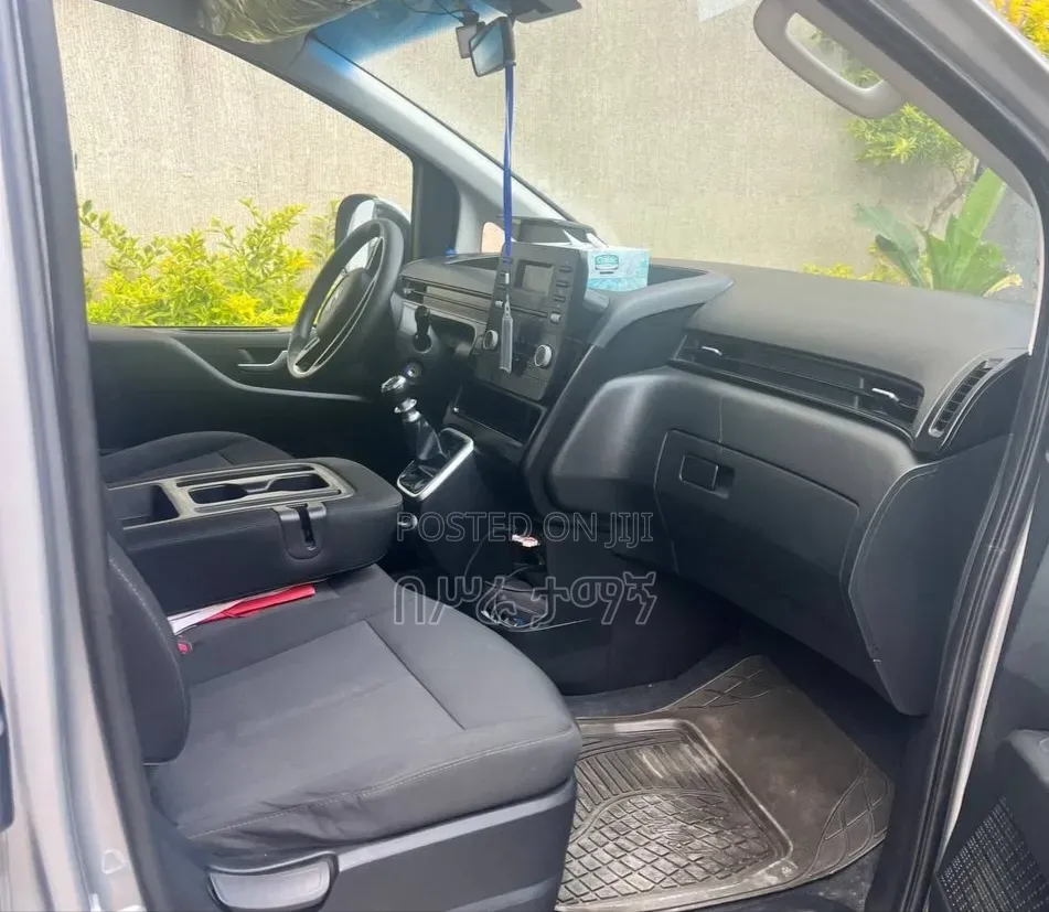 Hyundai Staria 2023 Silver