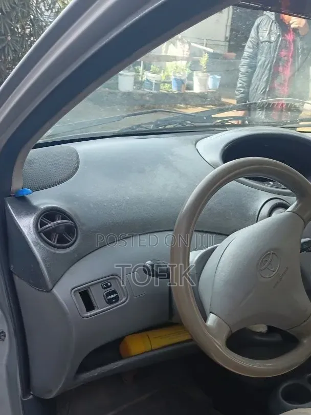 Toyota Vitz 2002 Silver