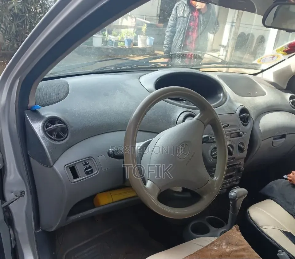 Toyota Vitz 2002 Silver