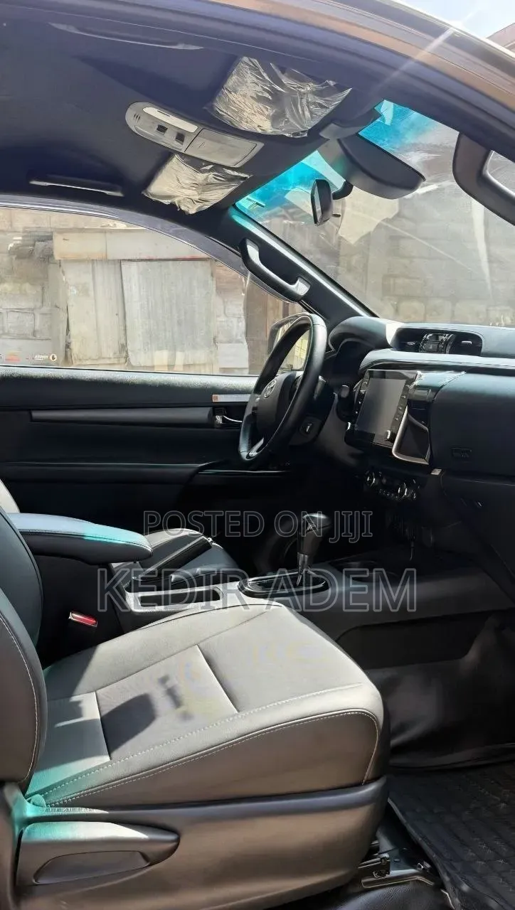 Toyota Hilux 2021 Gray