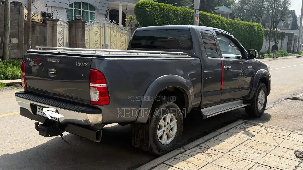 Toyota Hilux 2012 Gray