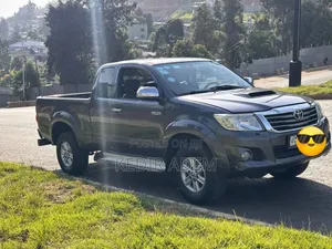 Toyota Hilux 2012 Gray