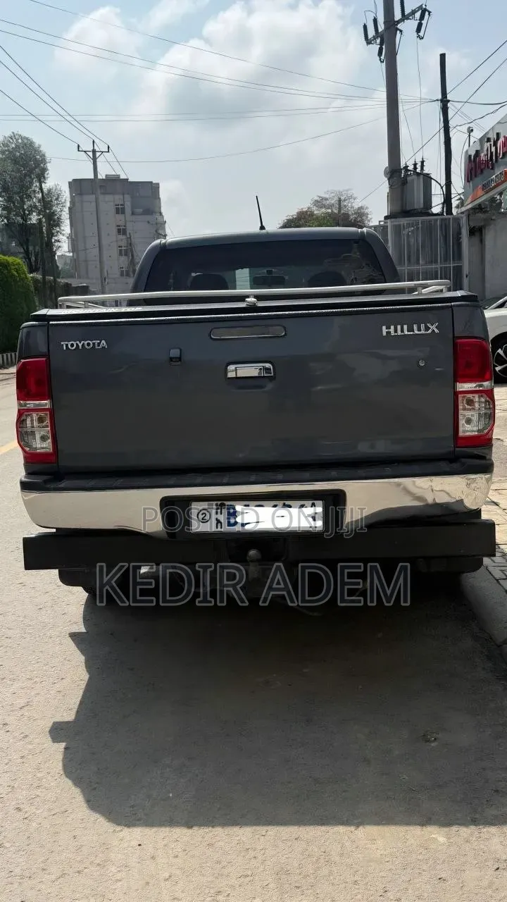 Toyota Hilux 2012 Gray