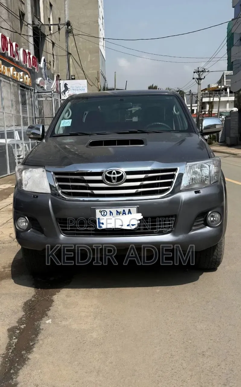 Toyota Hilux 2012 Gray