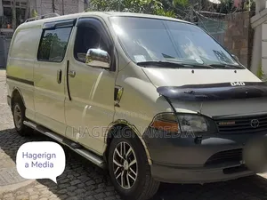 Toyota HiAce 2005 White