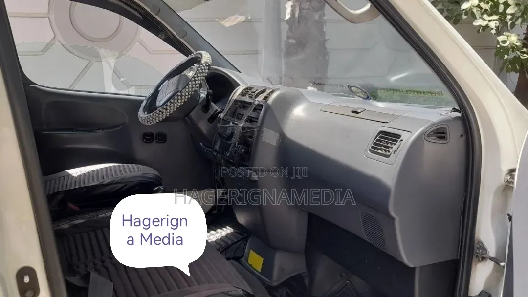 Toyota HiAce 2005 White