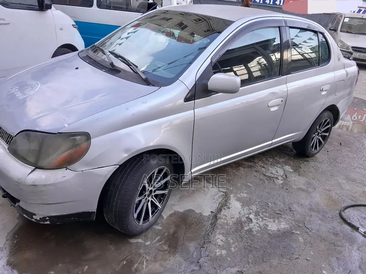 Toyota Platz 2001 Silver